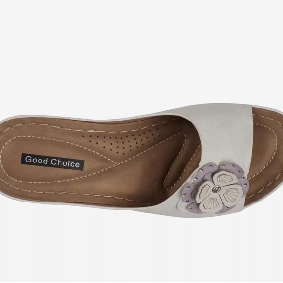 NWT GC Shoes
Women's Naples Flower Wedge Sandals - Picture 7 of 10